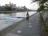 鴨川沿いを歩く