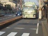バスがホームに擦りそうなレベル